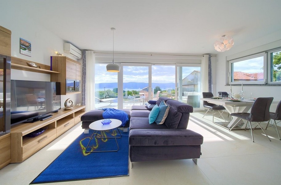 Nowocześnie urządzony salon i widok na morze.