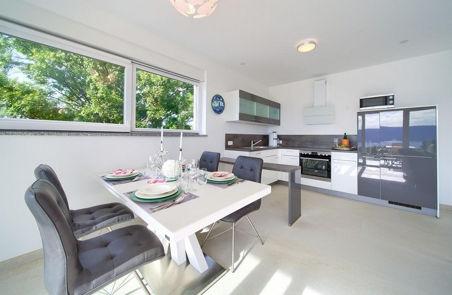 Jadalnia i bliżej zajrzyj do kuchni.