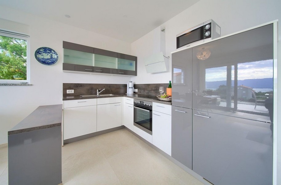 Wysokiej jakości kuchnia z nowoczesnym sprzętem AGD.