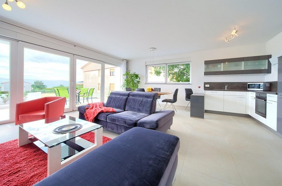 Salon z widokiem na przestronny taras.