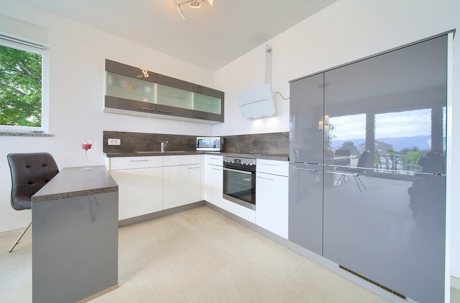 Nowoczesna kuchnia wyposażona w wysokiej jakości sprzęt AGD.