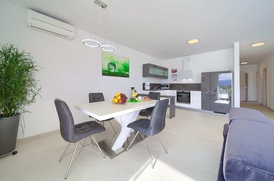 Klimatyzowana jadalnia w obiekcie A3446, Chorwacja, wyspa Krk.