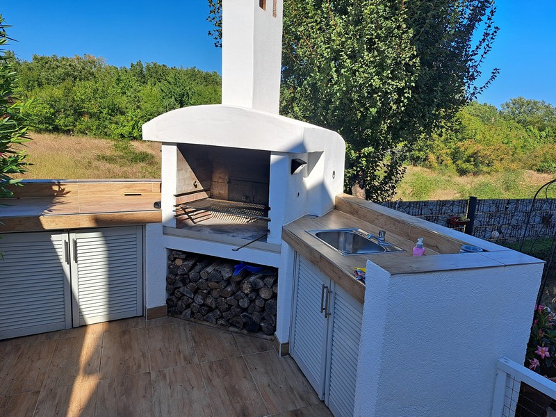 Kuchnia letnia z grillem w obiekcie A3446, wyspa Krk.