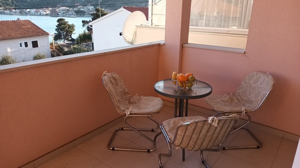 Taras z małym stołem jadalnym nieruchomości A3447 w Tisno w Chorwacji - Panorama Harcerska.