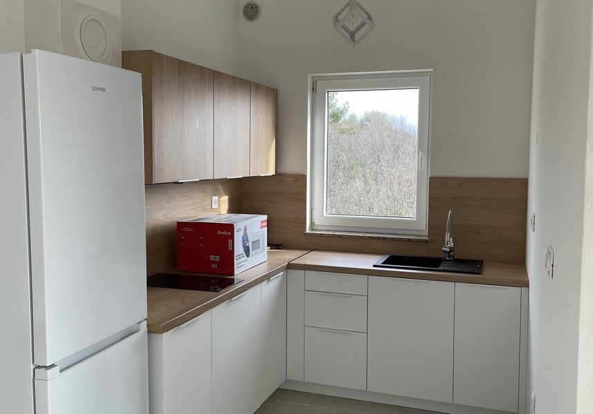 Nowoczesna i minimalistyczna kuchnia obiektu.