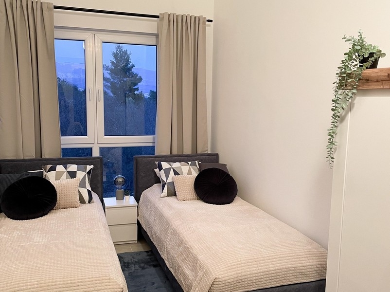 Druga sypialnia z dwoma pojedynczymi łóżkami.