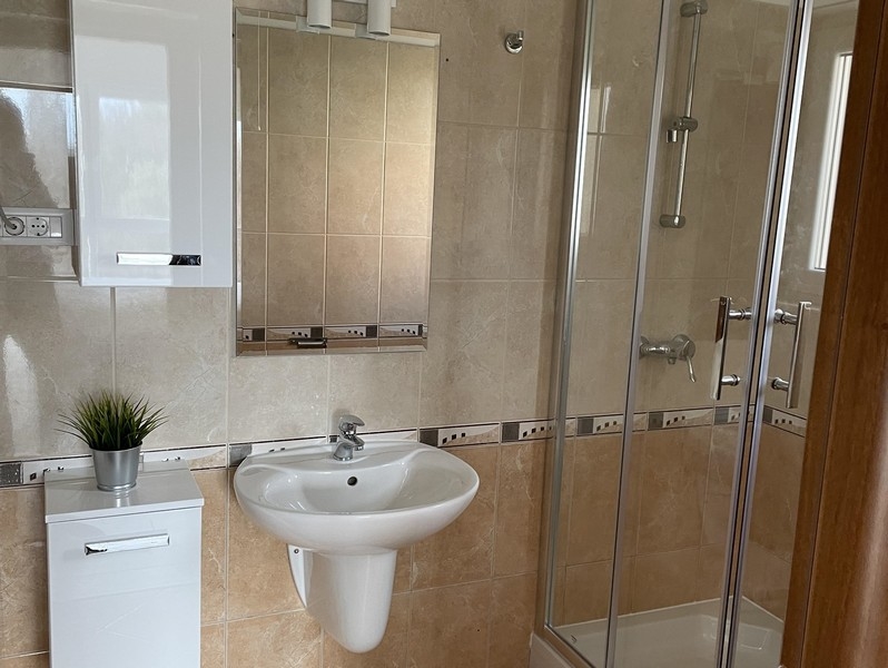 Łazienka z prysznicem.