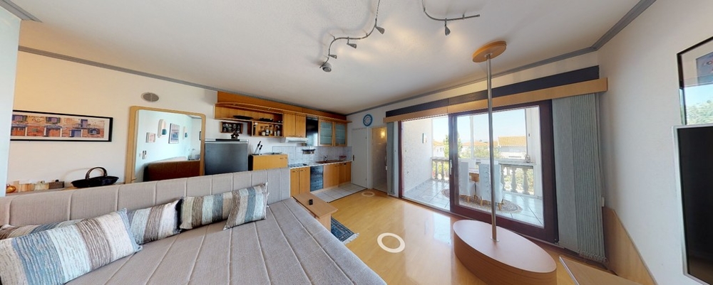 Część dzienna z widokiem na funkcjonalną kuchnię nieruchomości A3458.