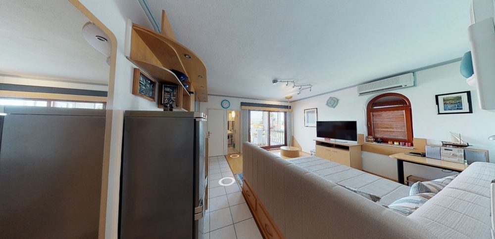 Pokój dzienny z widokiem na taras nieruchomości A3458, Chorwacja.