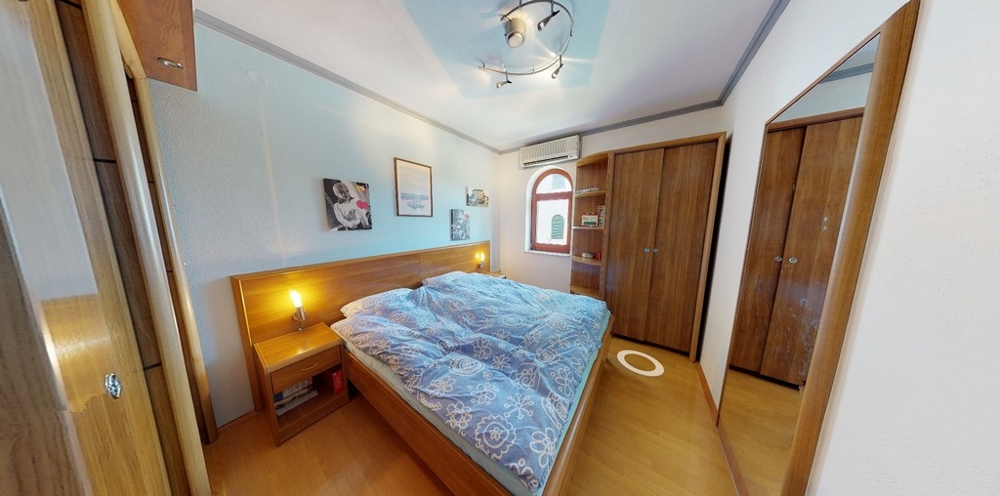 Przytulna sypialnia z oknem, podwójnym łóżkiem i szafą - nieruchomość A3458.