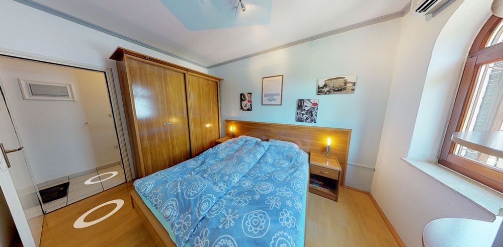 Przytulne podwójne łóżko - sypialnia.