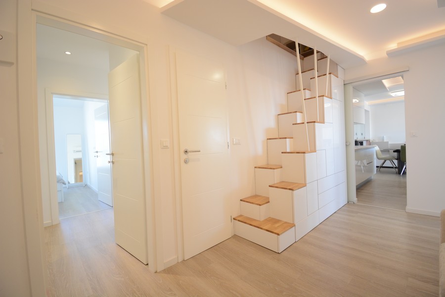 Schody prowadzą na poddasze.