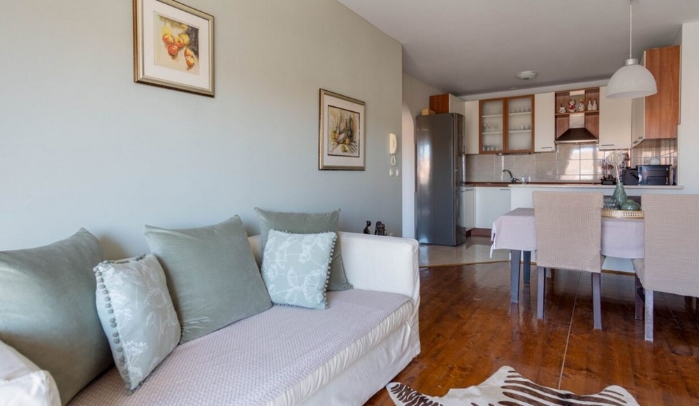 Część dzienna i widok na funkcjonalną kuchnię nieruchomości A3462 w Makarskiej, Chorwacja - Panorama Scouting.