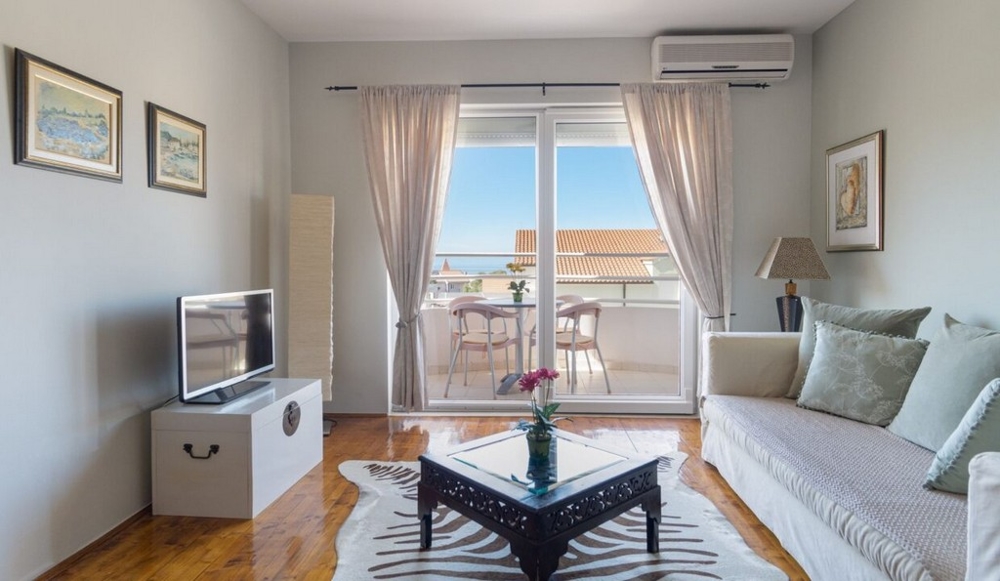 Klimatyzowany i stylowo urządzony salon.