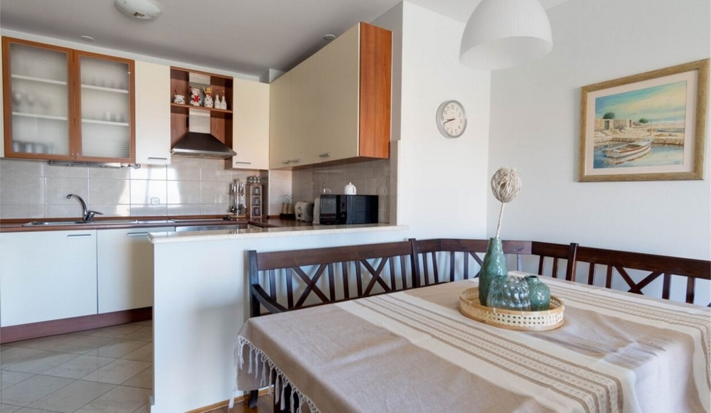 Stół do jadalni i widok na krowy w mieszkaniu A3462.