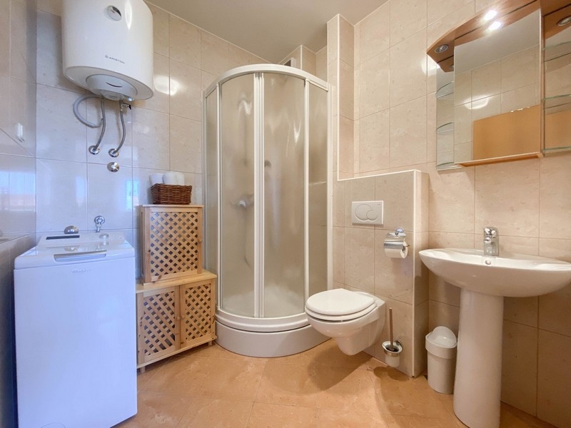 Łazienka z prysznicem w mieszkaniu A3462.