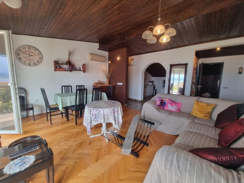 Umeblowany salon nieruchomości.