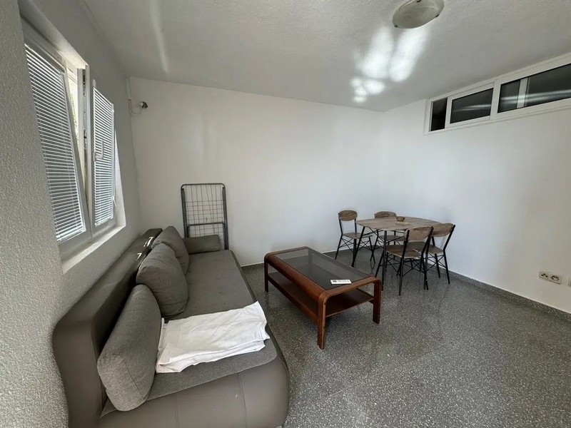 Część dzienna z kanapą i stołem jadalnym.