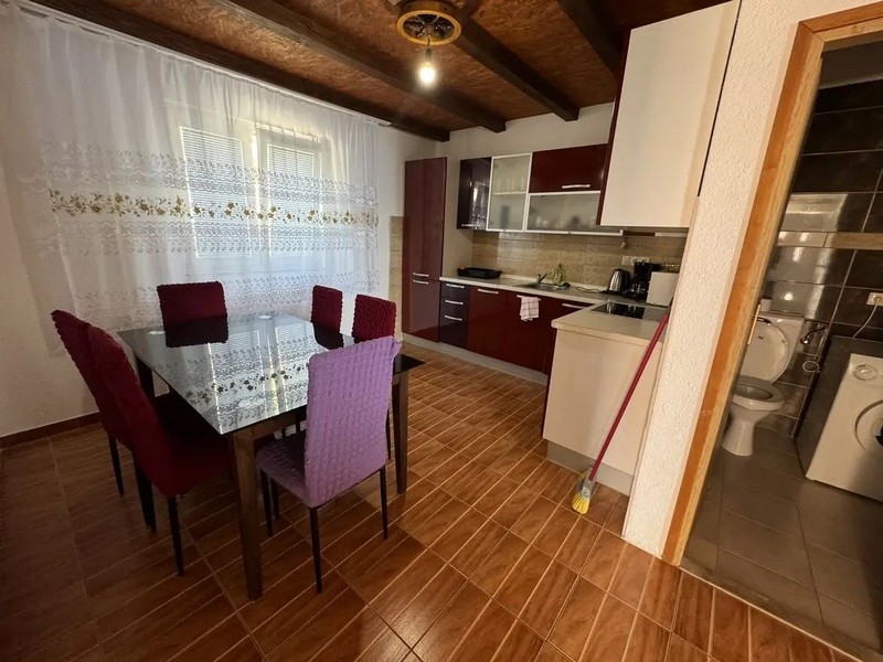 Kuchnia i stół jadalny.