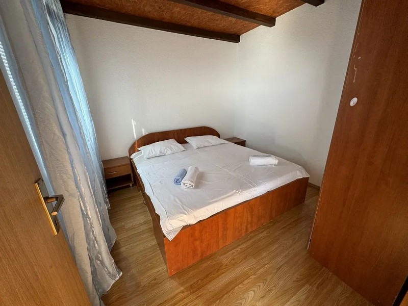 Sypialnia z podwójnym łóżkiem.