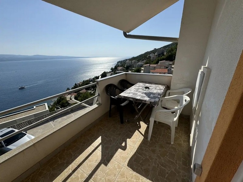 Widok na morze z tarasu apartamentu A33470, wystawionego na sprzedaż w Chorwacji.