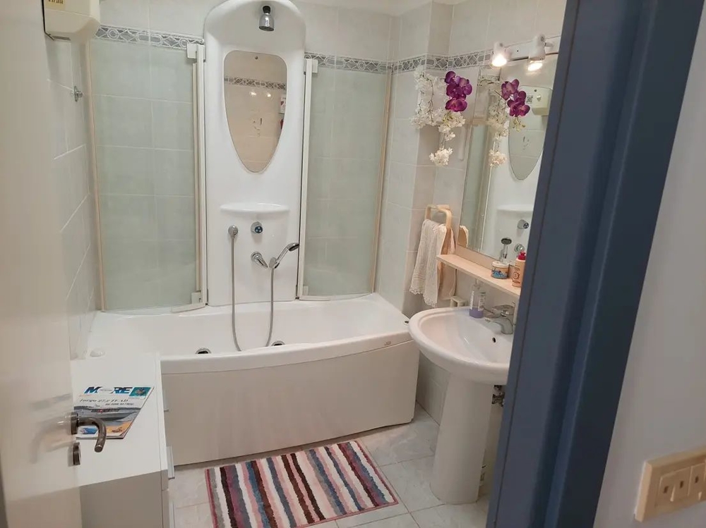 Łazienka z nowoczesną wanną i nasadką prysznicową