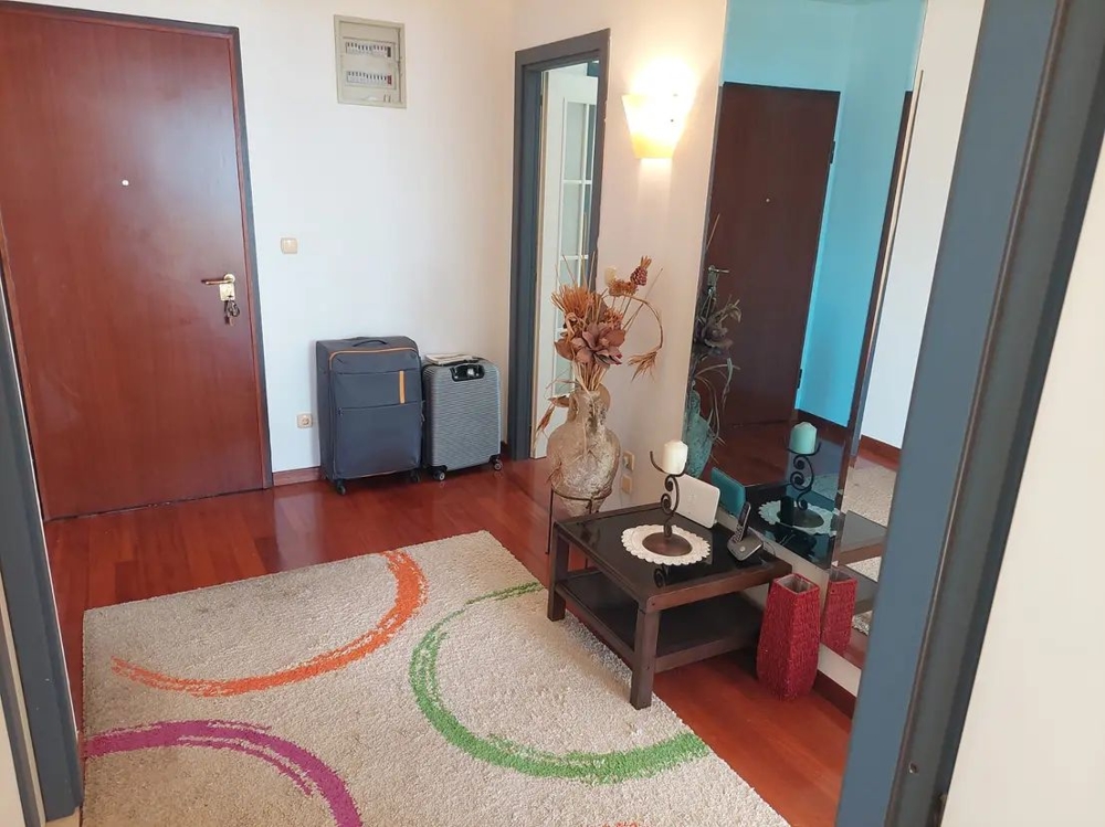 Wejście z dywanem, dekoracją i walizką