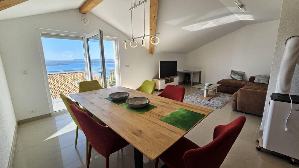 Wysokiej jakości stół jadalny w salonie nieruchomości A3474 w Crikvenicy.