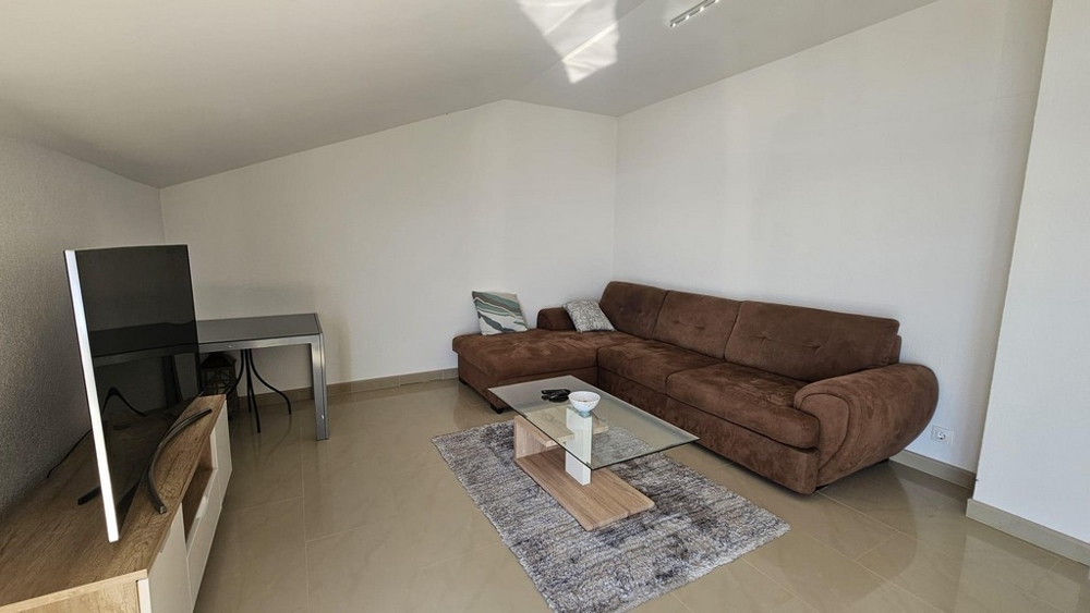 Wygodny kącik telewizyjny z kanapą.