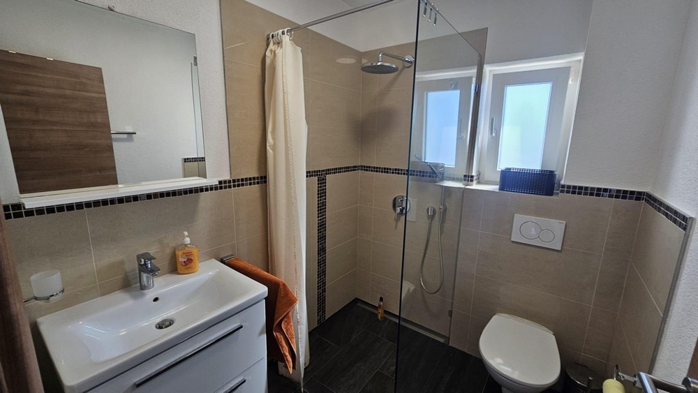 Nowoczesna łazienka z kabiną prysznicową.