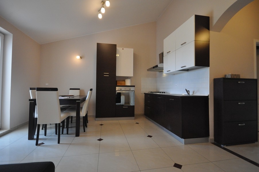 Widok na jadalnię i funkcjonalną kuchnię mieszkania na poddaszu A3478 niedaleko Poreca.