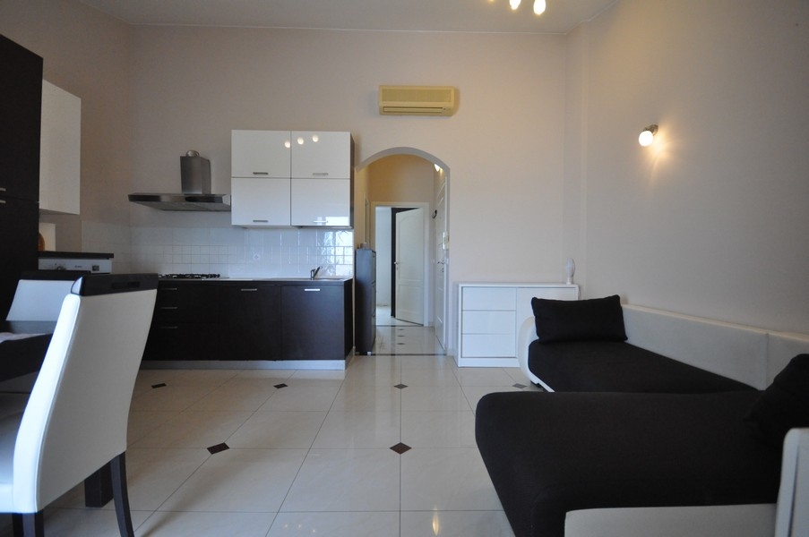 Otwarta kuchnia i salon.