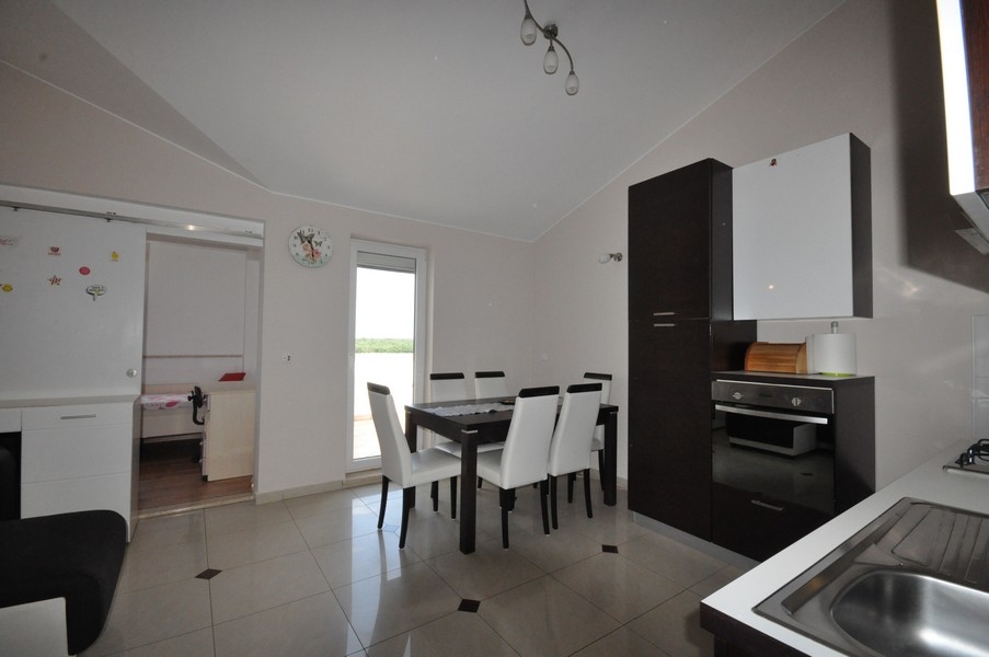 Jadalnia ze stołem i białymi krzesłami