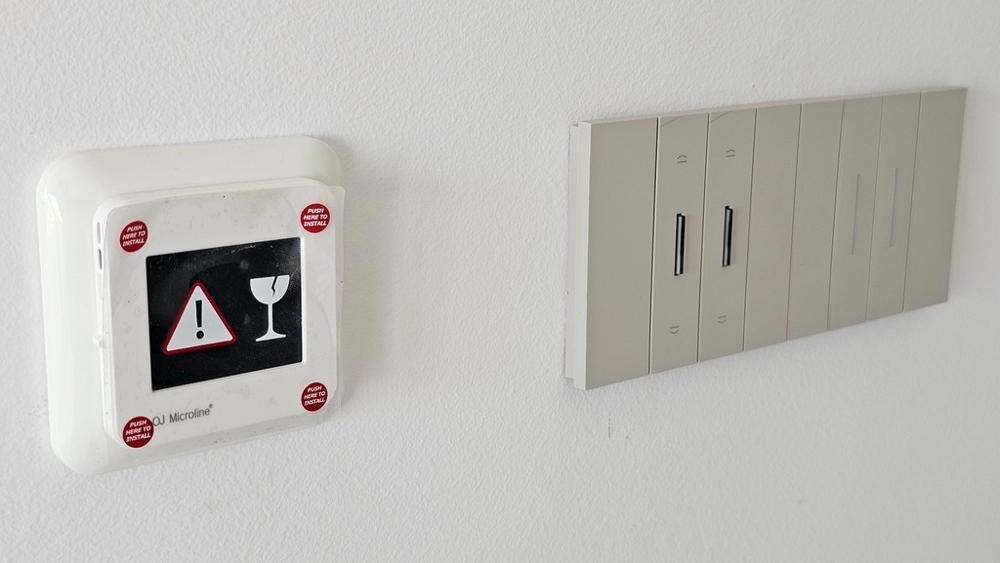 Termostat pokojowy i nowoczesne włączniki światła w nowym mieszkaniu A3479, Vrbnik