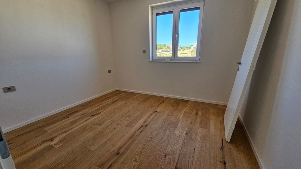Sypialnia z dębowym parkietem i oknem w apartamencie A3481 w Vrbnik
