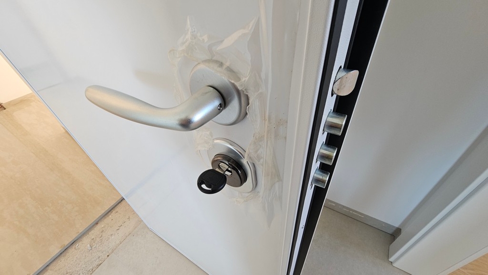 Drzwi antywłamaniowe z zamkiem wielopunktowym przy wejściu do apartamentu A3481