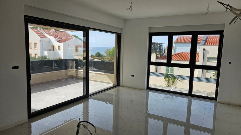 Widok z salonu na taras.