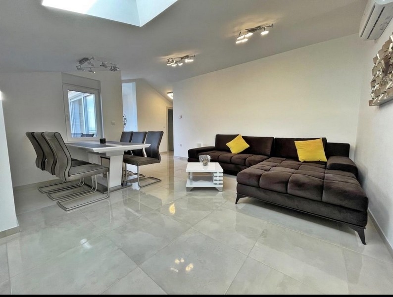 Jasny salon i stół jadalny w nieruchomości A3494.