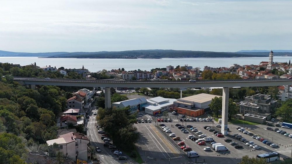 Widok na przybrzeżną drogę i morze w Crikvenicy.
