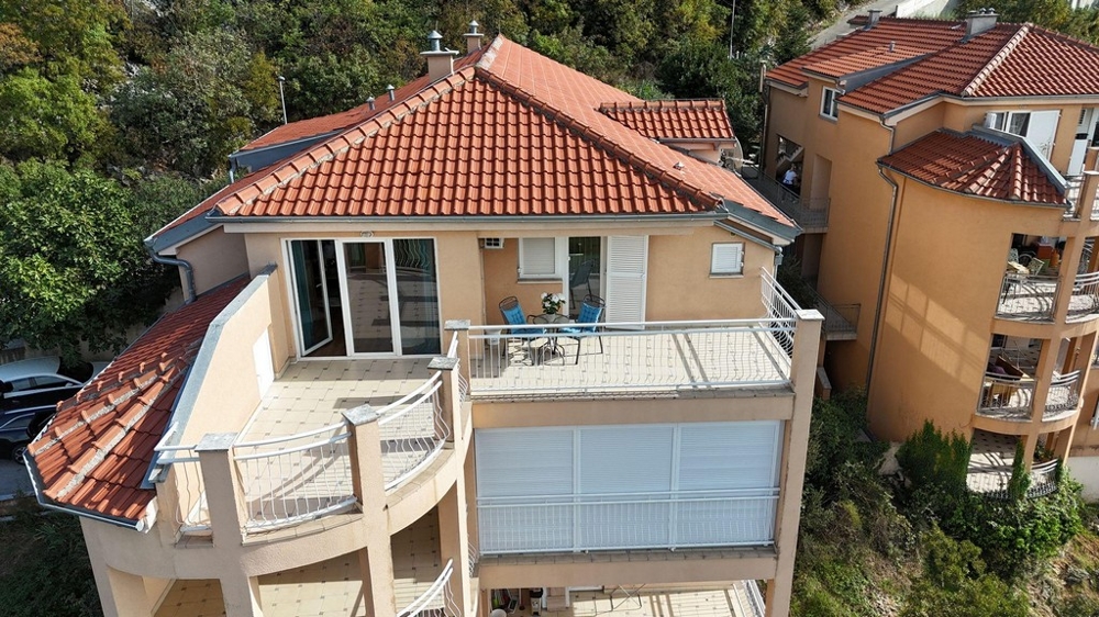 Wygląd zewnętrzny budynku z kilkoma balkonami i dachem pokrytym czerwoną dachówką