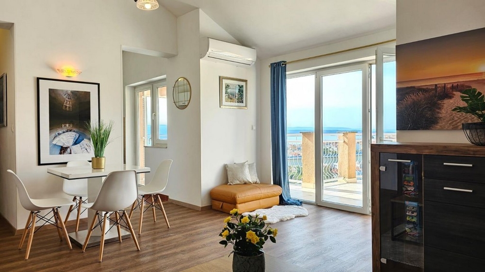 Pokój dzienny z dużym oknem i tarasem