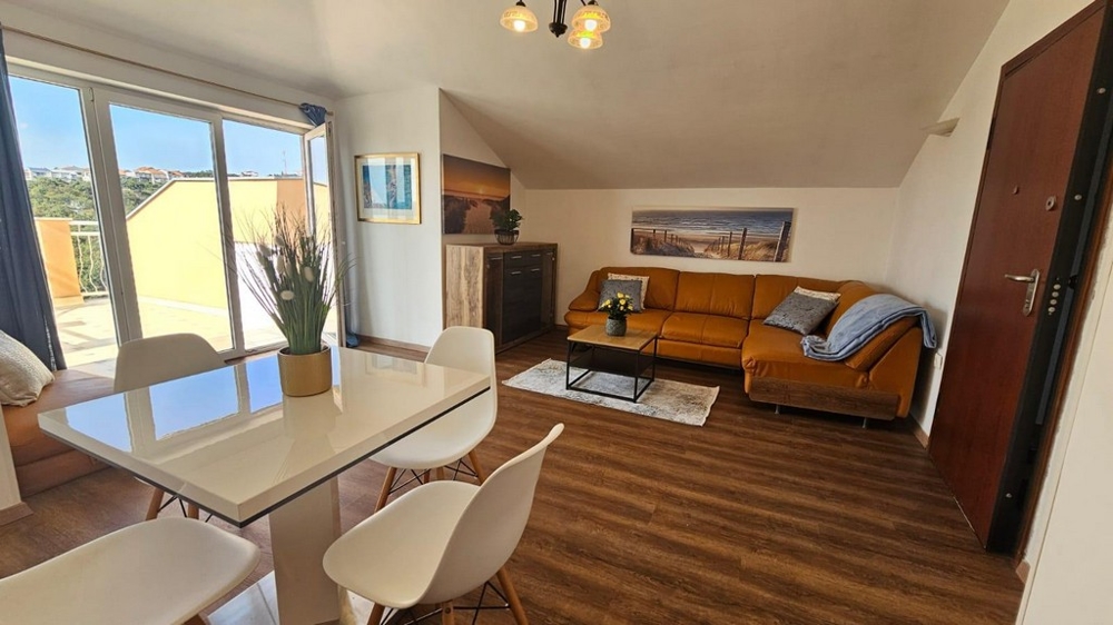 Przytulny salon z brązową sofą