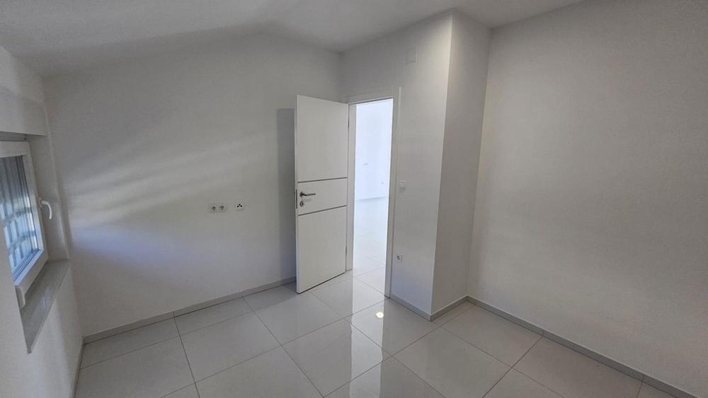 Mały pokój z białymi drzwiami