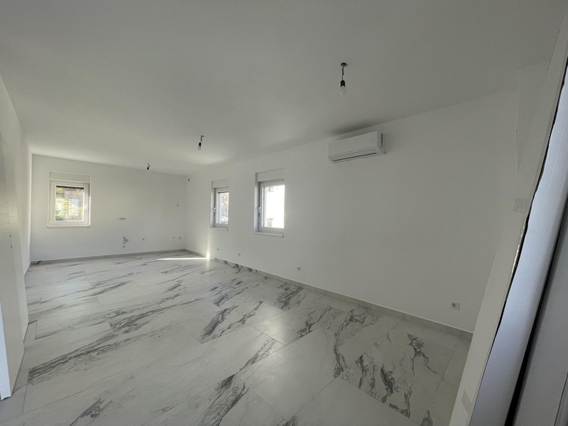 Sypialnia z dwoma oknami