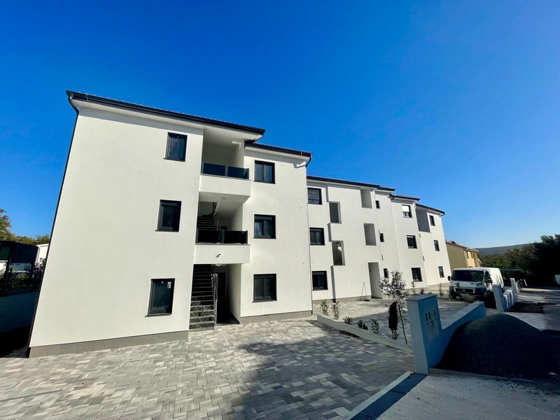 Strefa wejściowa i miejsca parkingowe nieruchomości A3504 w Chorwacji.