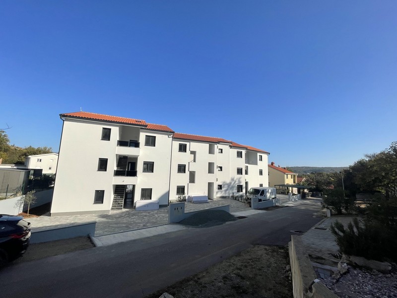 Wygląd zewnętrzny nowego budynku z kilkoma mieszkaniami