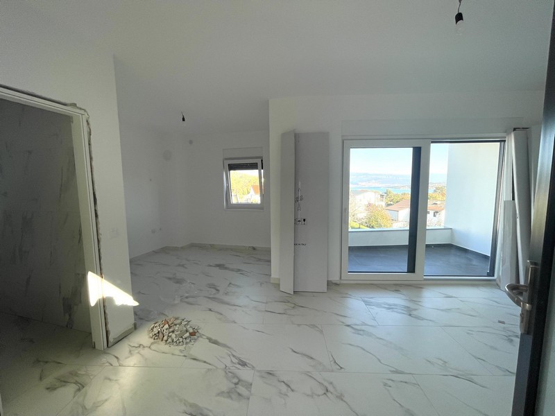 Część dzienna z wyjściem na taras i widokiem na morze