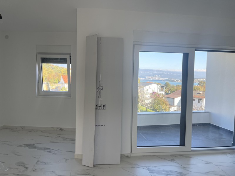 Pokój dzienny z widokiem na taras i morze