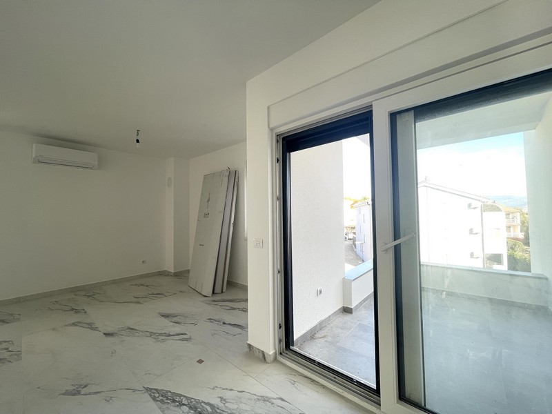 Otwarta część dzienna z dużym oknem od frontu