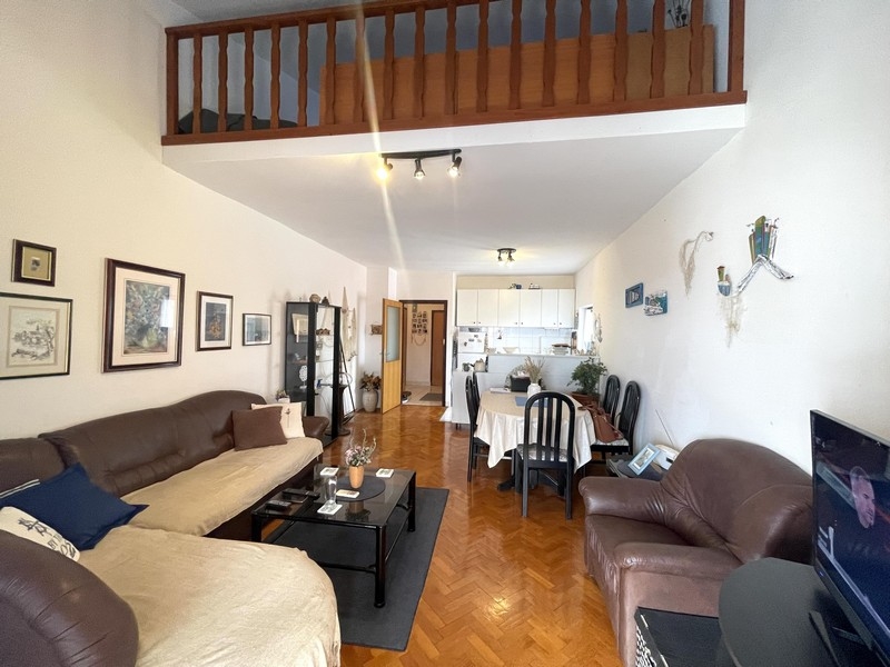 Salon z galerią i jadalnią